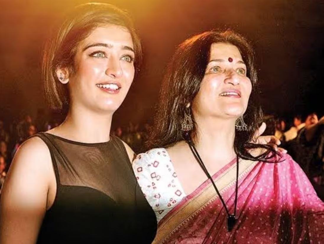 Shruti Haasan Mother